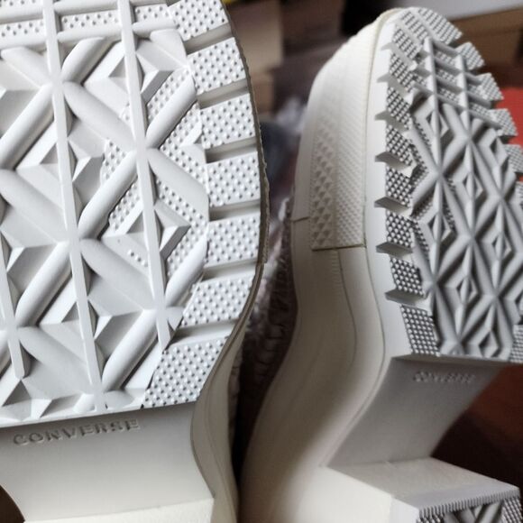 Converse Chuck Taylor Lug Sole Heeled Platform Boot 6.5 NIB - Picture 8 of 9